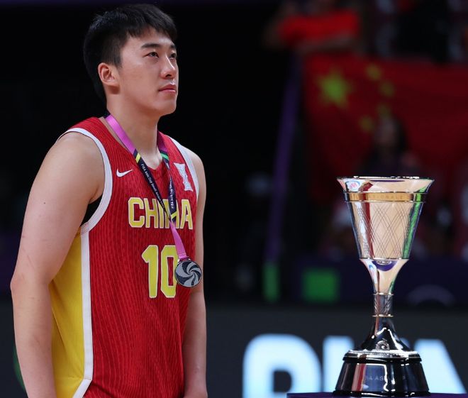 杨瀚森19+9获狂赞！开拓者和NBA官方晒海报，薪资专家直呼其太棒了