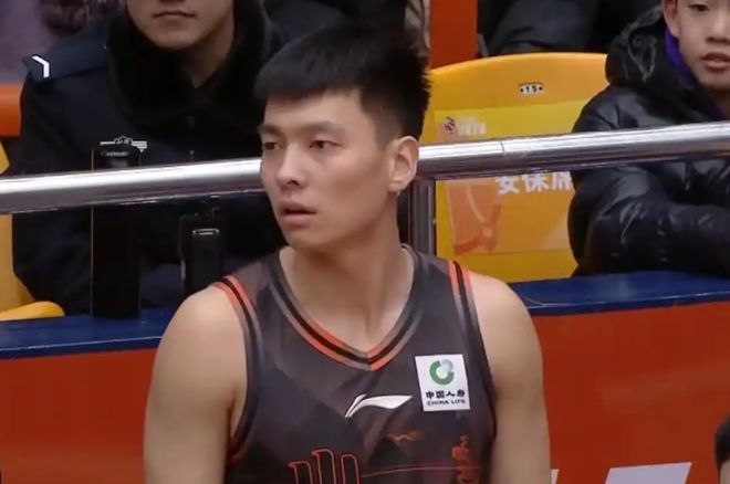 中国男篮重大调整，球迷评价混子球员被淘汰，胡明轩受伤回归