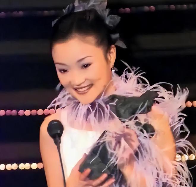 记者:洛夫顿、王哲林留在上海治疗,将缺席客战宁波的比赛