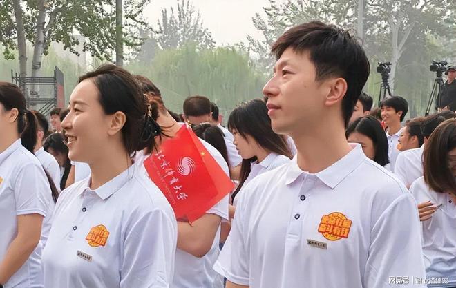 瓣瓣一线|河北女司机带半瘫痪丈夫新疆跑货运:他在身边,我心里也踏实