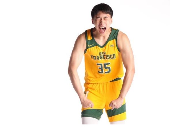 杨瀚森19+9获狂赞！开拓者和NBA官方晒海报，薪资专家直呼其太棒了