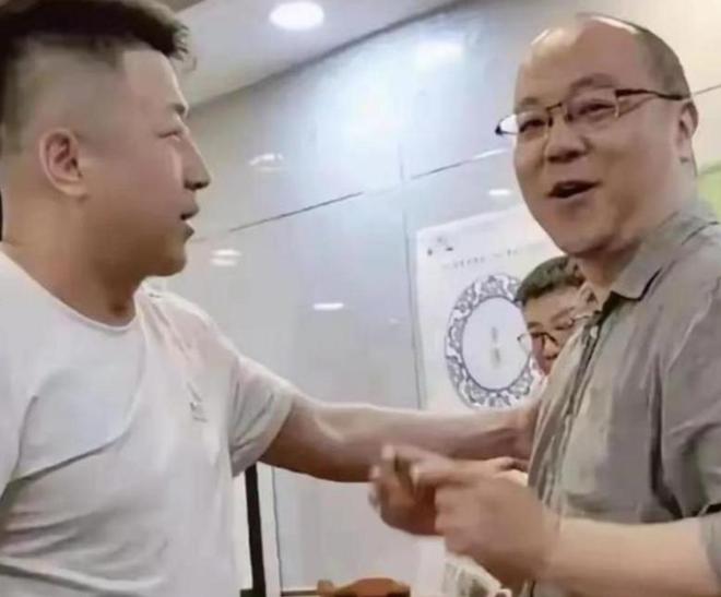 “全面伊朗胜利！美国海军第五舰队被摧毁！”