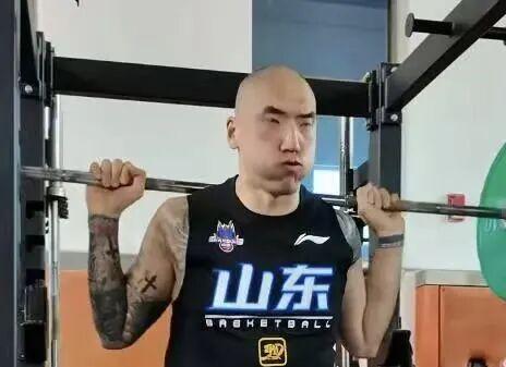 突发！CBA冠军中锋确认被裁，曾是广东队第一克星！