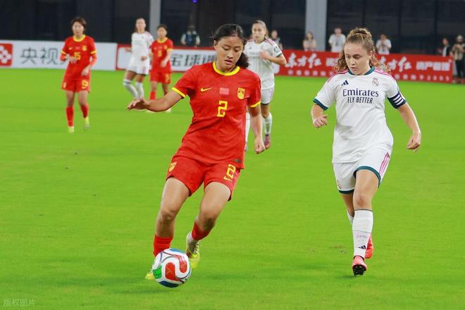 6中1!女篮首发中锋多次空篮不中+场上散步,距离开国家队不远了