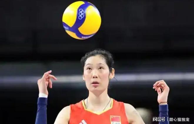 瓣瓣一线|河北女司机带半瘫痪丈夫新疆跑货运:他在身边,我心里也踏实