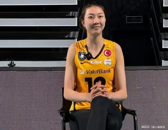 瓣瓣一线|河北女司机带半瘫痪丈夫新疆跑货运:他在身边,我心里也踏实