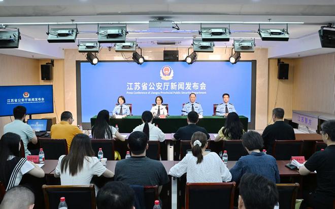 余依婷刷新200女混亚洲纪录，徐嘉余刷新50男仰亚洲纪录